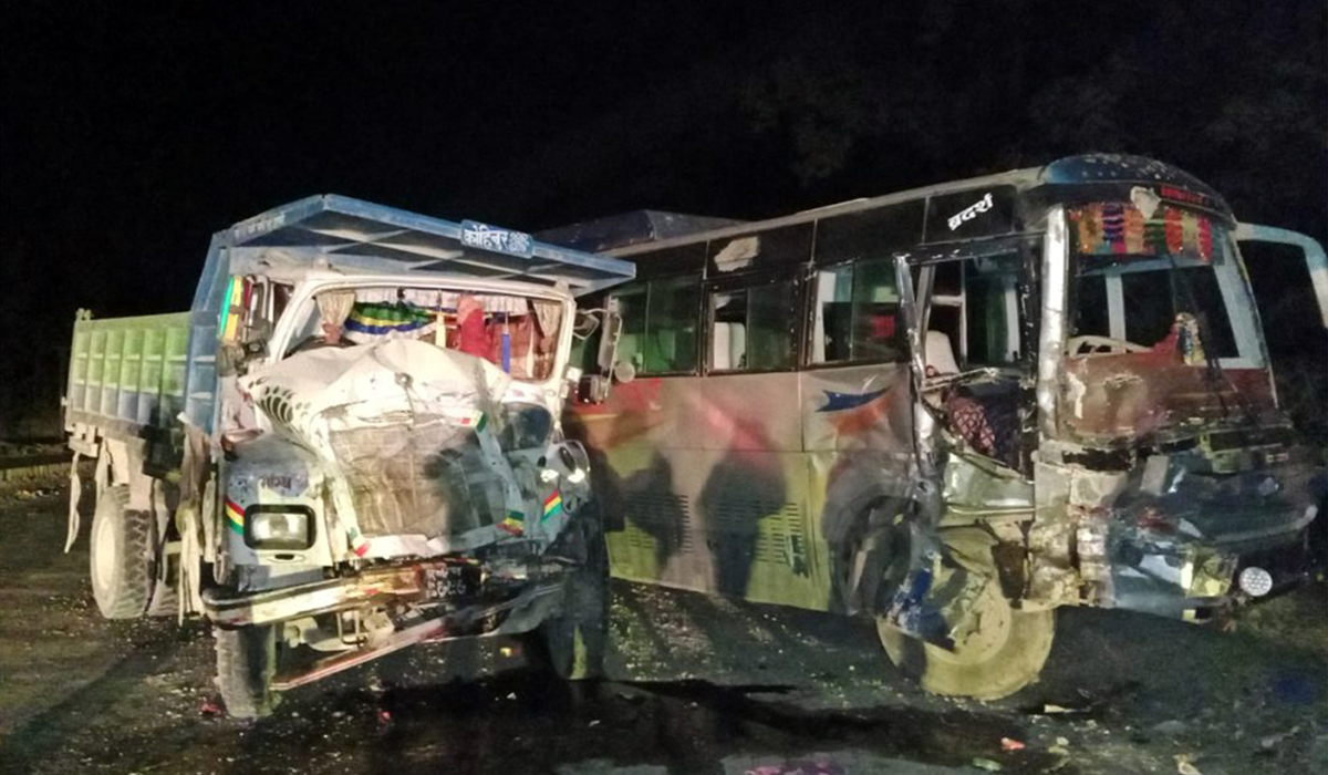 सुनवलमा बस र टिप्पर ठोक्किँदा १७ जना घाइते 